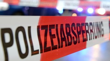 Ein Flatterband mit der Aufschrift «Polizeiabsperrung». Foto: Patrick Seeger/Archivbild