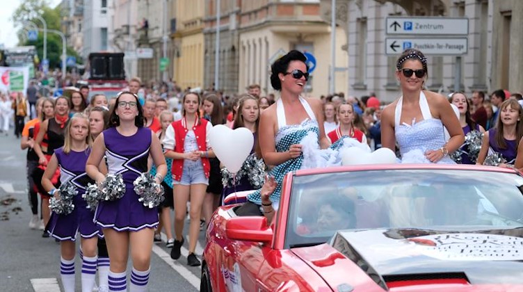 Teilnehmer des Festumzuges zum Tag der Sachsen präsentieren sich im Zentrum der Stadt. Foto: Sebastian Willnow