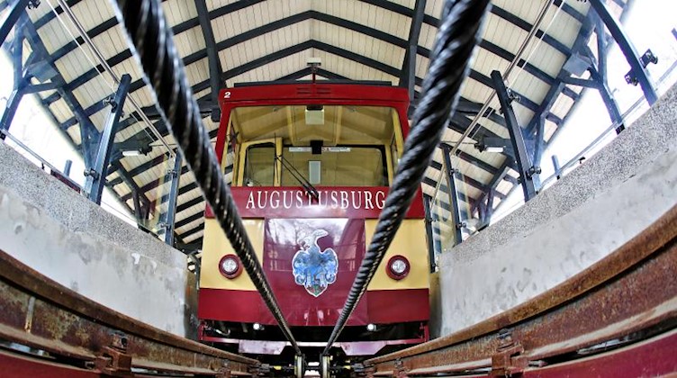 Die Drahtseilbahn Augustusburg steht in der Bergstation. Foto: Jan Woitas/Archivbild