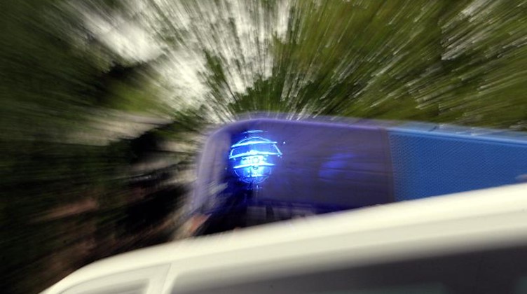 Das Blaulicht eines Polizei-Einsatzfahrzeuges leuchtet. Foto: Marcus Führer/Archivbild