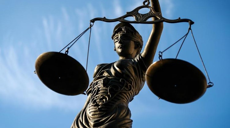 Eine Statue der Justitia hält als Symbol eine Waage in ihrer Hand. Foto: David-Wolfgang Ebener/Archivbild