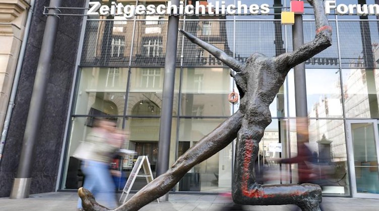 Bronzeplastik "Der Jahrhundertschritt" von Mattheuer 1984 steht vor dem Zeitgeschichtlichen Forum Leipzig. Foto: Jan Woitas/Archiv