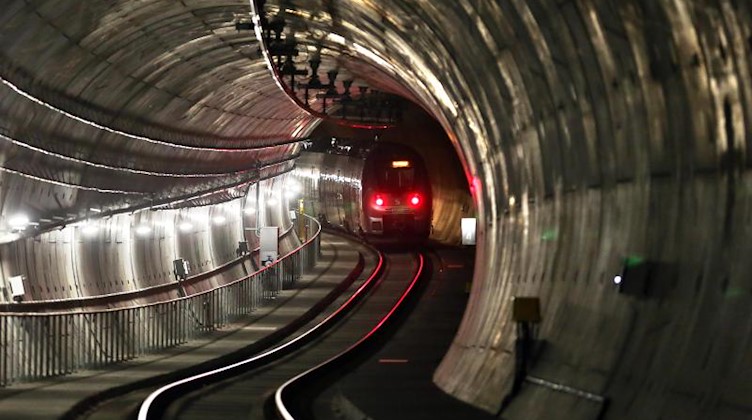 Eine S-Bahn fährt durch den Citytunnel. Foto: Jan Woitas/Archivbild