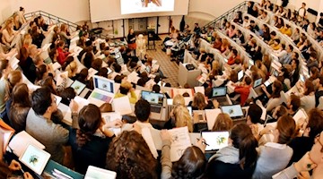 In einem Anatomie-Hörsaal verfolgen Medizin- und Zahnmedizinstudenten die Vorlesung zu Gelenken und Muskeln. Foto: Waltraud Grubitzsch/Archivbild