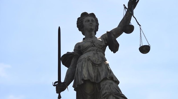 Eine Bronzestatue der römischen Göttin der Gerechtigkeit, Justitia. Foto: Arne Dedert/Archivbild