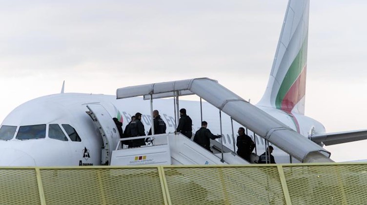 Abgelehnte Asylbewerber steigen in ein Flugzeug. Foto: Daniel Maurer/Archivbild