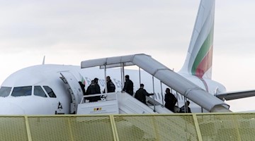 Abgelehnte Asylbewerber steigen in ein Flugzeug. Foto: Daniel Maurer/Archivbild