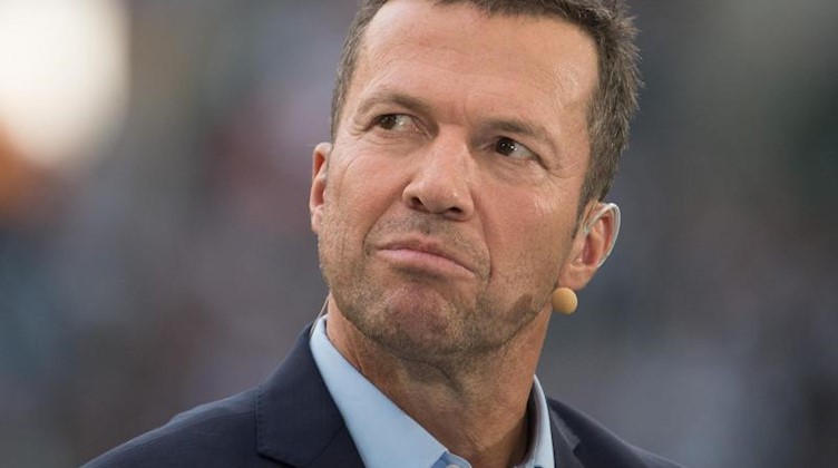 Sky-Experte und Fußball-Rekordnationalspieler Lothar Matthäus steht am Spielfeldrand. Foto: Federico Gambarini/Archivbild