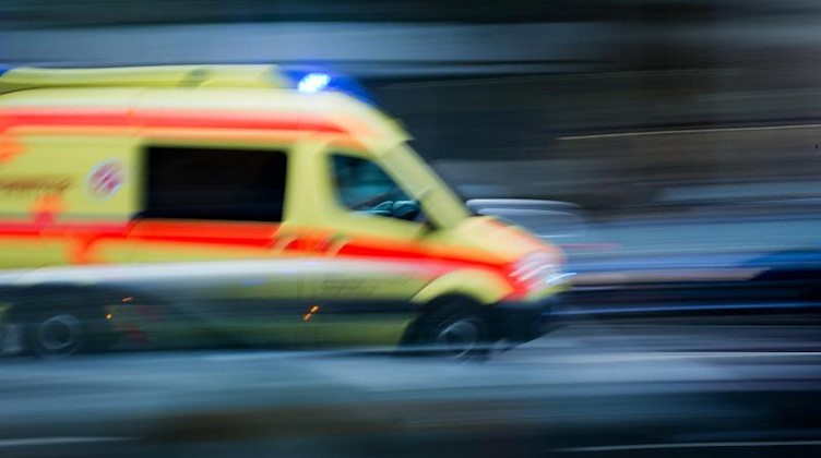 Ein Krankenwagen fährt über eine Straße. Foto: Arno Burgi/Archivbild