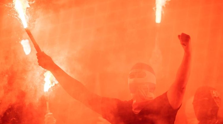 Fans zünden Pyrotechnik. Foto: Robert Michael/Archiv