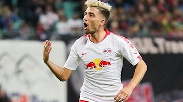 Der Leipziger Spieler Kevin Kampl feuert Zuschauer an. Foto: Jan Woitas/Archiv