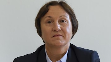 Sachsens Landeswahlleiterin Carolin Schreck kommt zur Sitzung des Landeswahlausschuss. Foto: Matthias Rietschel/Archivbild