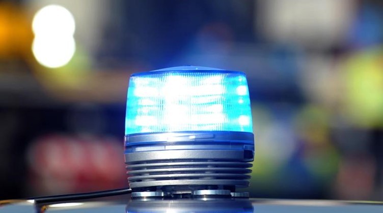 Das Blaulicht eines Streifenwagens der Polizei leuchtet. Foto: Stefan Puchner/Archivbild