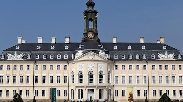 Besucher auf dem Schlosshof von Schloss Hubertusburg in Wermsdorf. Foto: Jan Woitas/Archivbild