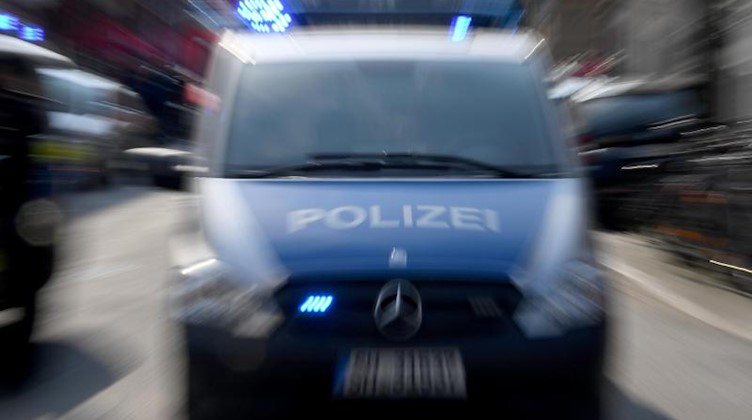 Polizeiwagen mit Blaulicht. Foto: Carsten Rehder/Archivbild