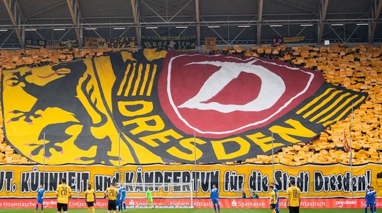 Dresdener Fans bilden das Dynamo-Logo. Foto: Robert Michael/Archivbild