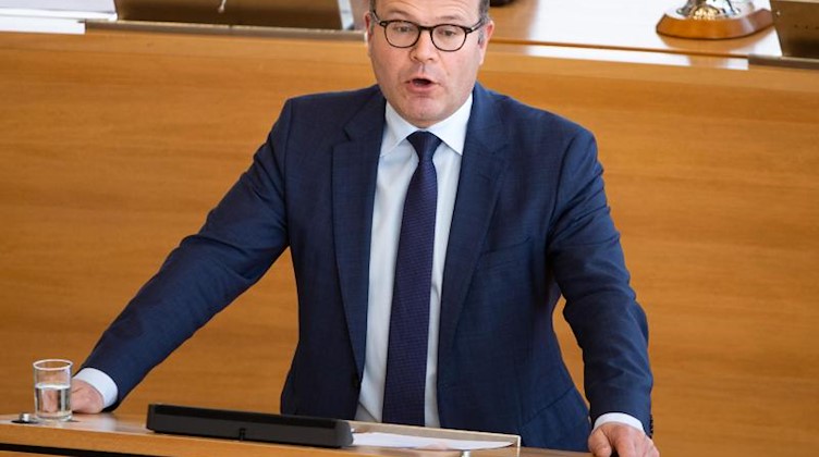 Oliver Schenk (CDU), Staatskanzlei-Chef, spricht während einer Sitzung des Sächsischen Landtages. Foto: Monika Skolimowska/Archiv