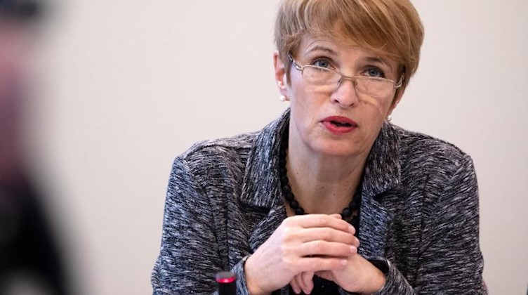 Martina Münch (SPD), Wissenschaftsministerin von Brandenburg, beantwortet Fragen von Journalisten. Foto: Ralf Hirschberger/Archivbild