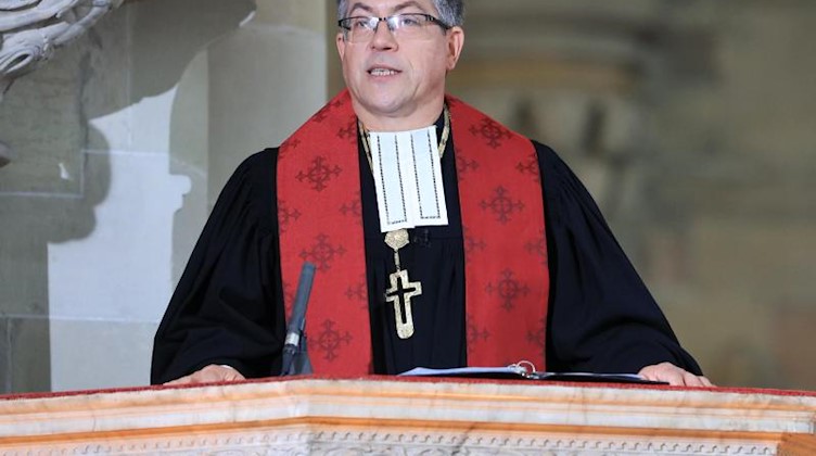 Friedrich Kramer, Landesbischof der Evangelischen Kirche in Mitteldeutschland, hält seine erste Predigt. Foto: Peter Gercke/Archiv