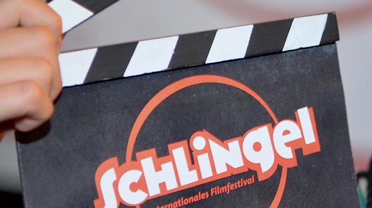 Eine Filmklappe mit der Aufschrift «Schlingel». Foto: Hendrik Schmidt/Archivbild