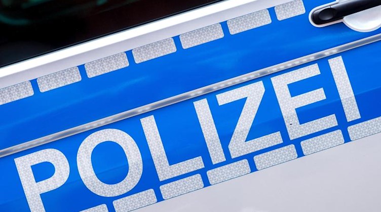 Der Schriftzug "Polizei" steht auf einem Einsatzwagen. Foto: Hauke-Christian Dittrich/Arhchivbild