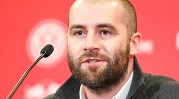 Paul Mitchell, Chef für die Talentsichtung, sitzt bei einer Pressekonferenz in der Red Bull Akademie. Foto: Jan Woitas/Archivbild