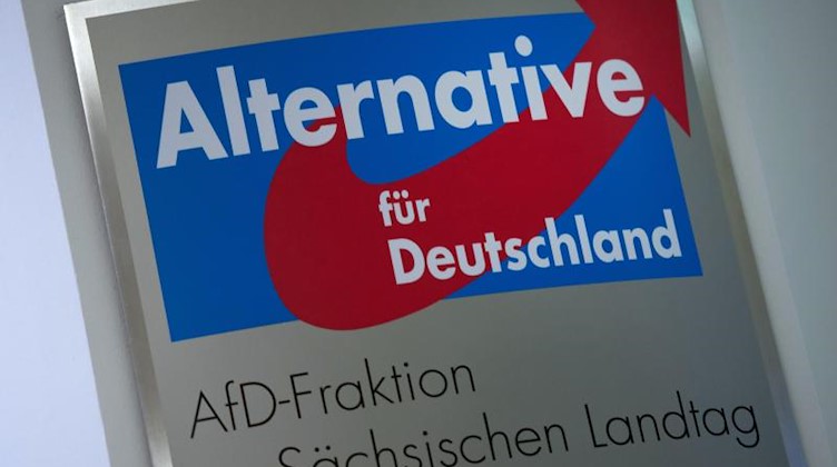 Das Schild der Fraktion Alternative für Deutschland (Afd) im Sächsischen Landtag. Foto: Arno Burgi/Archivbild