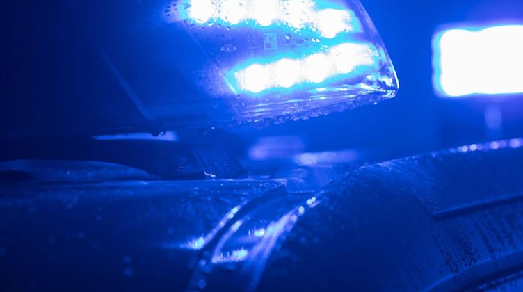 Blaulichter leuchten auf einem Streifenwagen. Foto: Jens Büttner/Archivbild