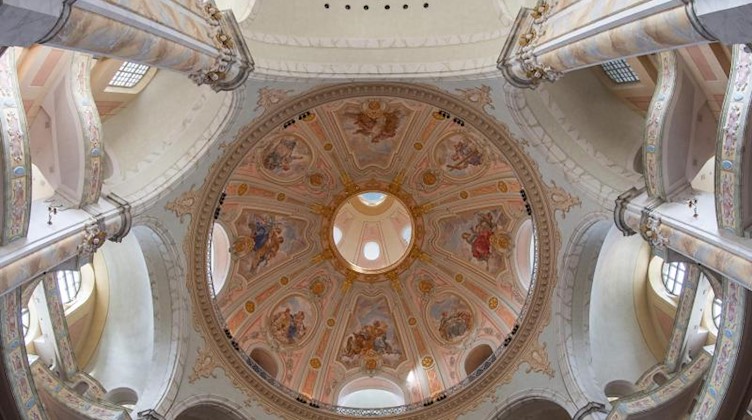 Blick in die Kuppel der Frauenkirche mit der Orgel vor Beginn einer Präsentation für das Musikjahr 2020. Foto: Robert Michael