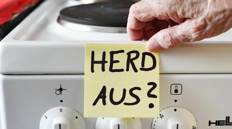 Ein Klebezettel mit dem Schriftzug «Herd aus?» klebt an einem Herd neben den Drehknöpfen. Foto: Jens Kalaene/Archivbild