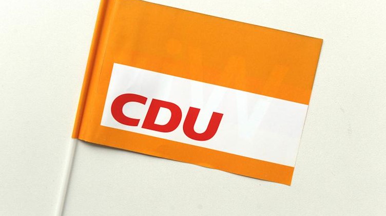 Eine Fahne mit dem Logo der Partei CDU. Foto: Caroline Seidel/Archiv