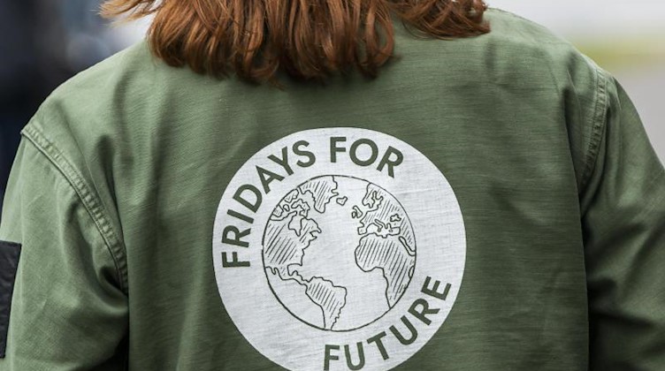 Eine Teilnehmerin trägt während einer Demonstration eine Jacke mit dem Aufdruck «Fridays for Furture». Foto: Lennart Stock/Archivbild