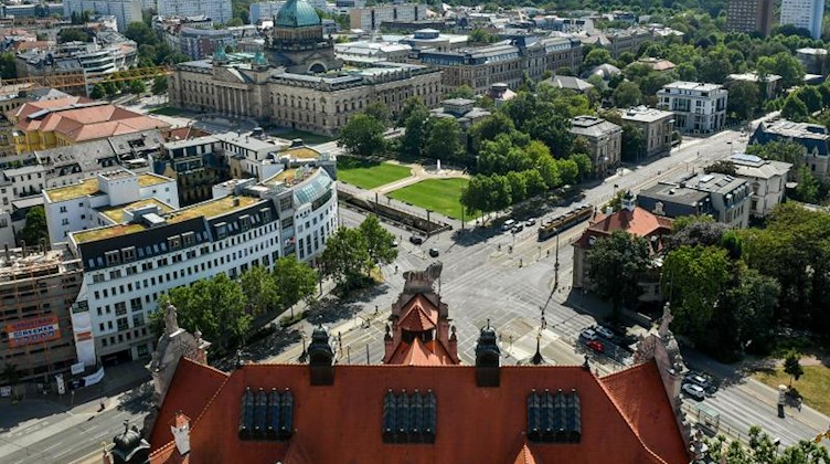Blick vom Turm des Neuen Rathauses auf die Innenstadt von Leipzig in südwestlicher Richtung. Foto: Jens Kalaene/Archivbild