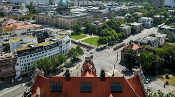 Blick vom Turm des Neuen Rathauses auf die Innenstadt von Leipzig in südwestlicher Richtung. Foto: Jens Kalaene/Archivbild