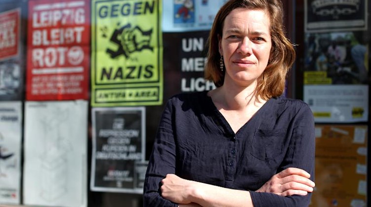 Die Linke-Politikerin Juliane Nagel steht vor ihrem Abgeordnetenbüro in Leipzig. Foto: Jan Woitas/Archivbild