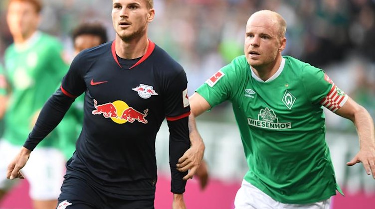 Werders Davy Kaassen (r) versucht Leipzigs Timo Werner zu halten. Foto: Carmen Jaspersen
