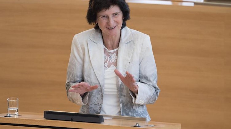 Eva-Maria Stange (SPD) spricht während einer Plenarsitzung im Landtag zu den Abgeordneten. Foto: Sebastian Kahnert/Archiv