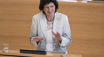 Eva-Maria Stange (SPD) spricht während einer Plenarsitzung im Landtag zu den Abgeordneten. Foto: Sebastian Kahnert/Archiv