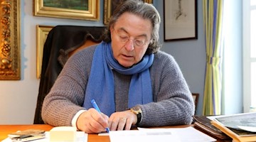Rechtsanwalt Peter-Michael Diestel arbeitet in seiner Kanzlei in Zislow (Mecklenburg-Vorpommern). Foto: Bernd Wüstneck/Archivbild