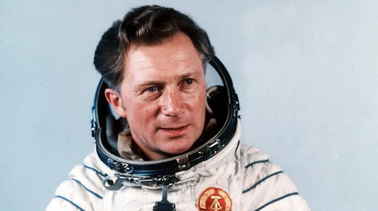 Der Kosmonaut Sigmund Jähn nach seinem Flug mit dem sowjetischen Raumschiff Sojus 31 zur Raumstation MIR. Foto: Zentralbild/dpa/Archivbild
