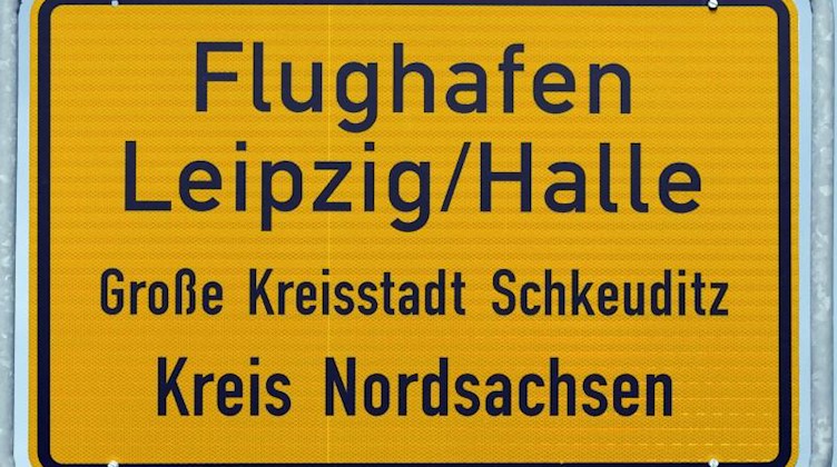 Ein Schild verweist auf den Flughafen Leipzig/Halle. Foto: Peter Endig/Archivbild