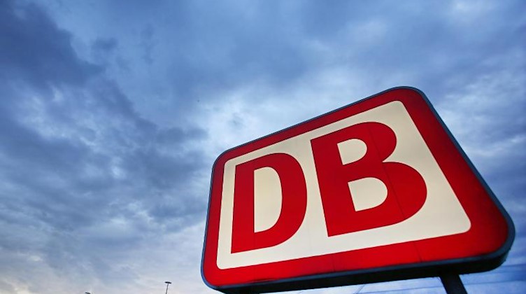 Das Logo der Deutschen Bahn. Foto: Oliver Berg/Archivbild
