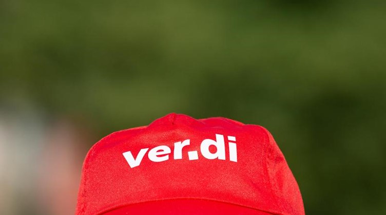 Eine Mütze mit dem Verdi-Logo. Foto: Christophe Gateau/Archivbild
