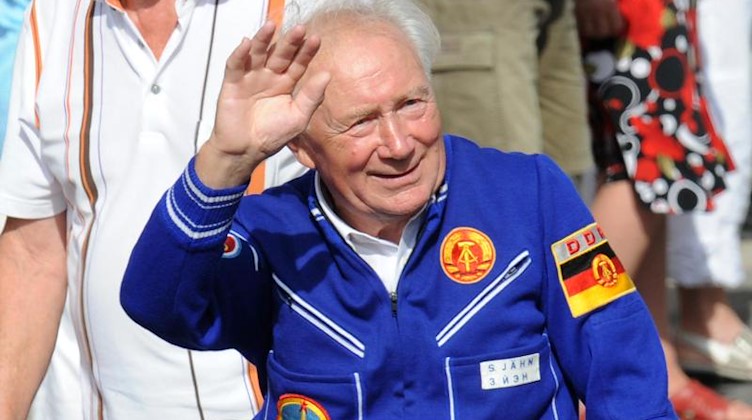 Kosmonaut Sigmund Jähn auf einem Festumzug zum 20. Tag der Sachsen. Foto: Matthias Henkel/zb