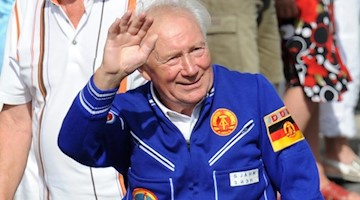 Kosmonaut Sigmund Jähn auf einem Festumzug zum 20. Tag der Sachsen. Foto: Matthias Henkel/zb