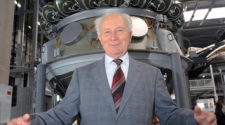 Sigmund Jähn steht im Technik Museum in Speyer vor einem Nachbau des sowjetischen Raumschiffs Wostok 1. Foto: Ronald Wittek/Archiv