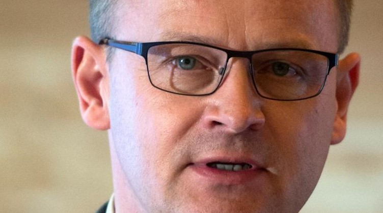 Der Projektleiter der Deutschen Bahn, Ulrich Mölke, beantwortet Fragen von Journalisten. Foto: Arno Burgi/Archivbild