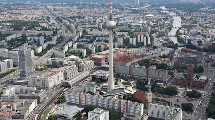 Der Fernsehturm auf dem Alexanderplatz in Berlin, aufgenommen aus einem Zeppelin mit Blickrichtung Osten. Foto: Bernd Settnik/Archivbild
