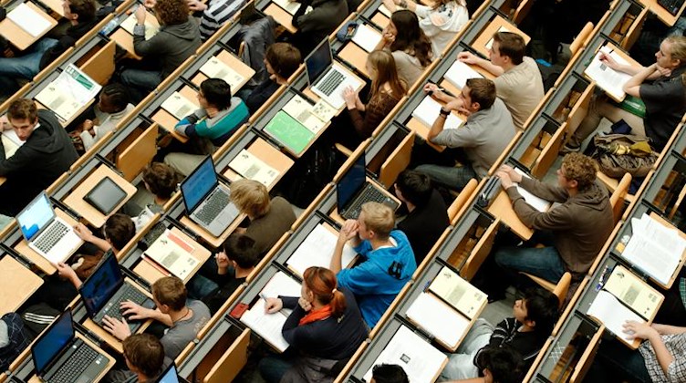 Studenten sitzen in einem Hörsaal. Foto: Peter Kneffel/Archivbild