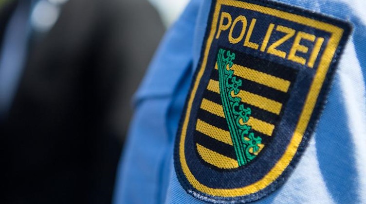 Logo der sächsischen Polizei auf einer Polizeiuniform. Foto: Monika Skolimowska/Archivbild